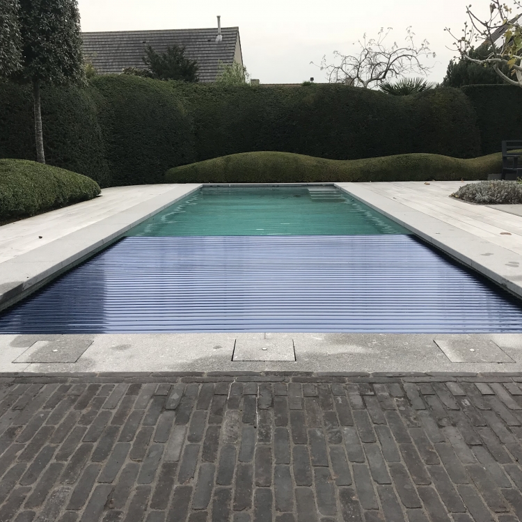 Pool&Fun heeft jaren ervaring in het vervangen van zwembadafdekking, maar ook in het leveren en installeren van complete systemen.