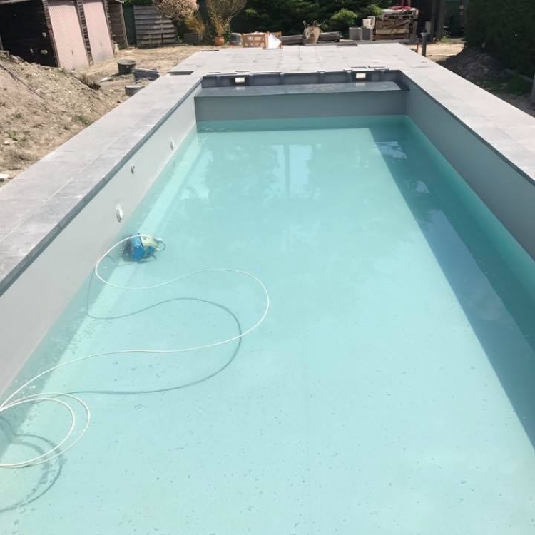 Hoe krijg je helder zwemwater? Precies, door goed wateronderhoud.