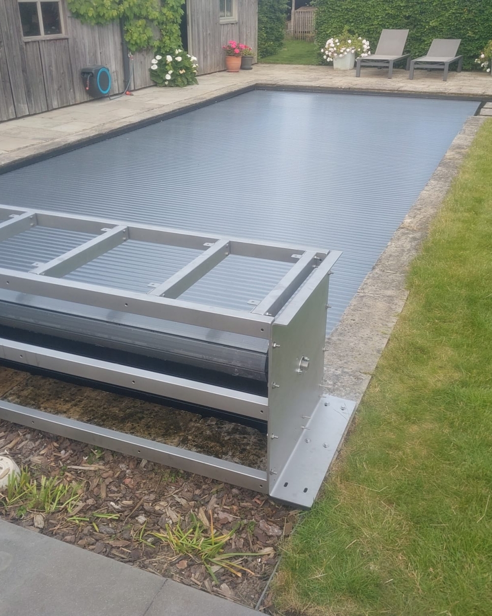 Buitenzwembad met Silver Solar zwembadlamellen