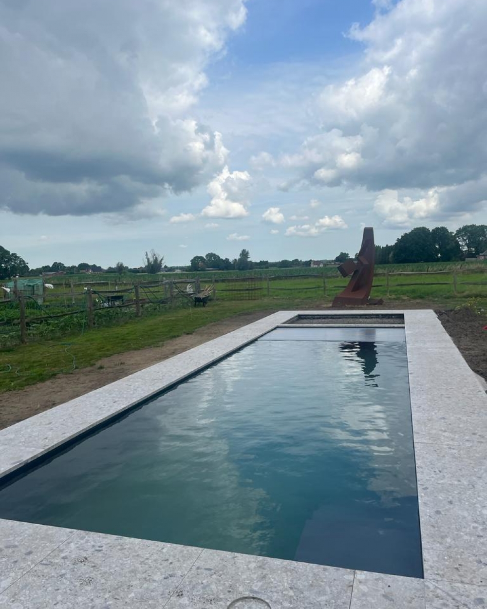 Buitenzwembad met plantgedeelte en fonteinen