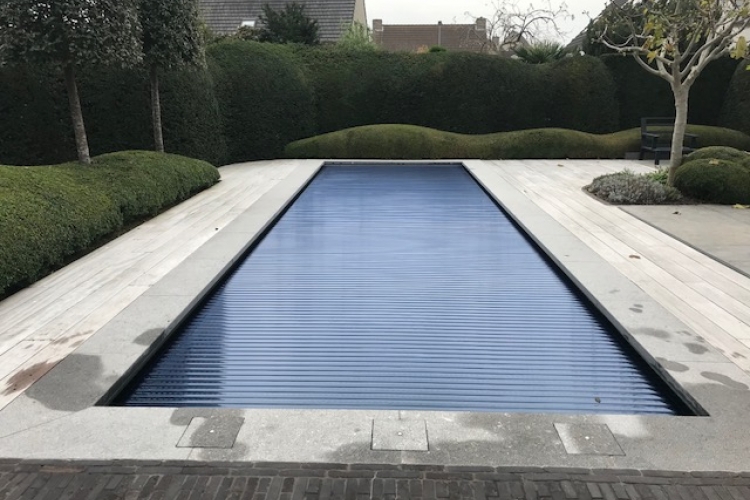 Heerlijk relaxen in uw eigen zwembad. Gewoon puur genieten van zuiver en warm water dankzij een zwembadafdekking.