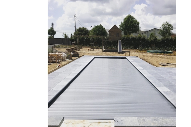 De lamel heeft een isolerende werking waardoor de warmte van uw zwembadwater wordt bewaard.